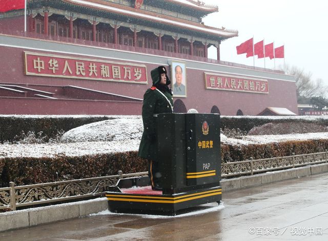 北京再迎降雪 解放军战士冒雪在天安门广场站岗执勤